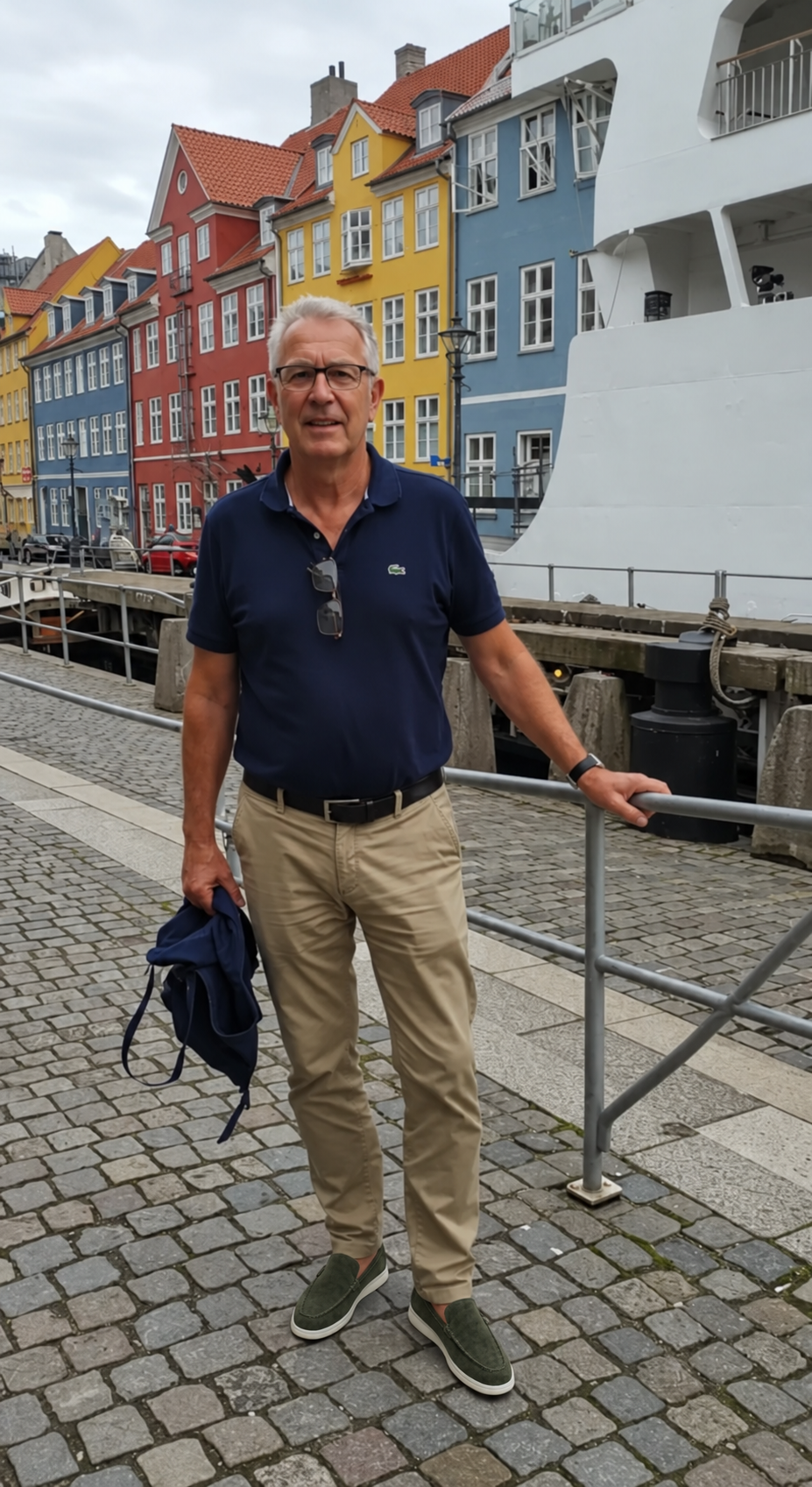 Kunde trägt den Enzo Leather Loafer in Grün